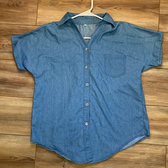5/$15 Women’s Loose Fitting Light Blue Button Down Chambray Shirt Size XS - Picture 1 of 5